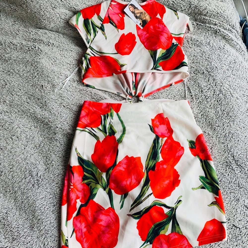 floral dress with cutouts - Picture 2 of 6